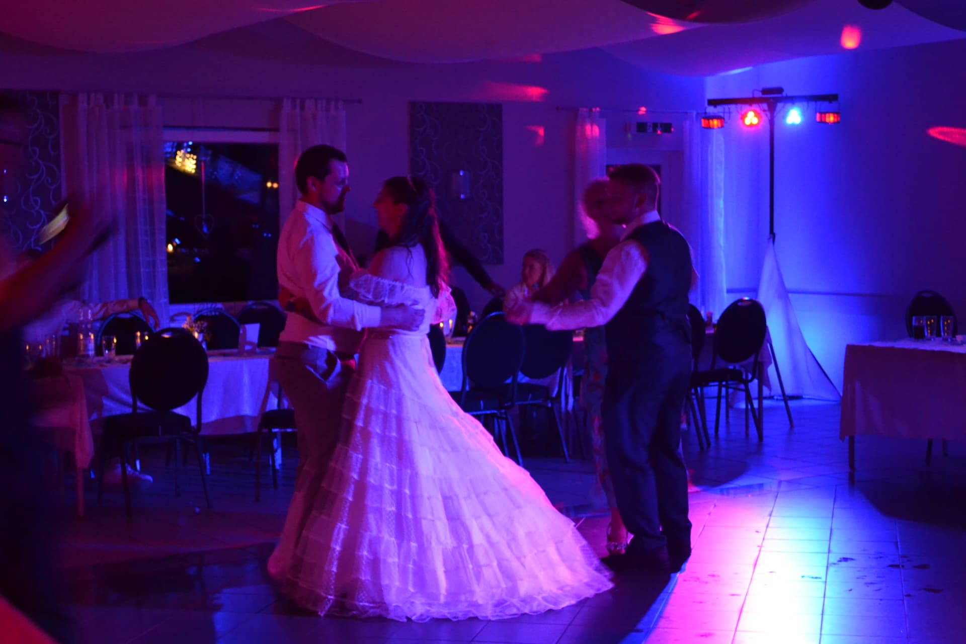 Brautpaar beim Hochzeitstanz im Licht unserer Anlage